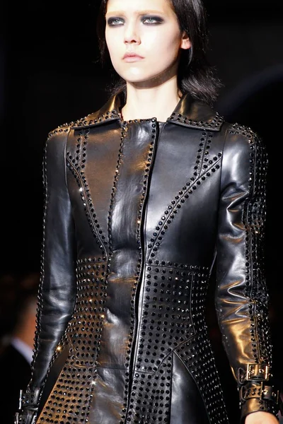 Look 10
